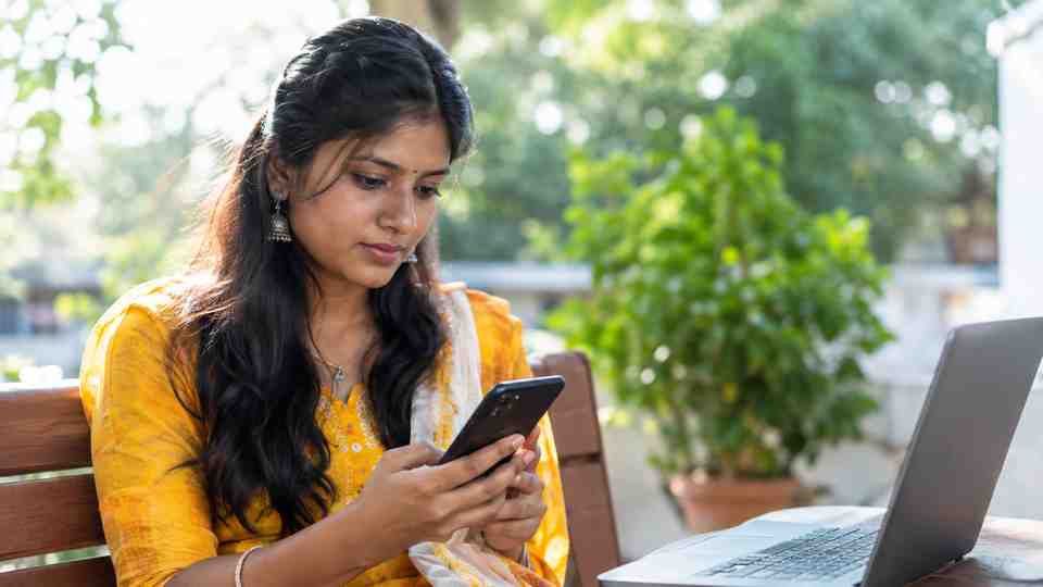 2018 Bathukamma Songs కోసం సరైన పాటను ఎలా కనుగొనాలి?